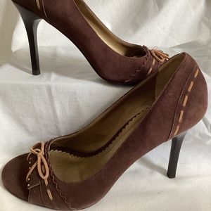 ⚜️ BCBG suede peep toe heels Sz 7 brown BCBGirl stilettos fringe EUC